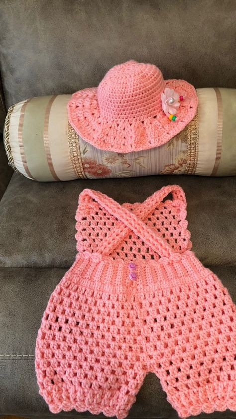 Crochet Baby Girl Clothes, Baby Crochet Hat, Crochet Baby Projects, Crochet Two Piece, Crochet Baby Dress Pattern, Crochet Classes, Crochet Toddler, Pull Bebe, Crochet Cow