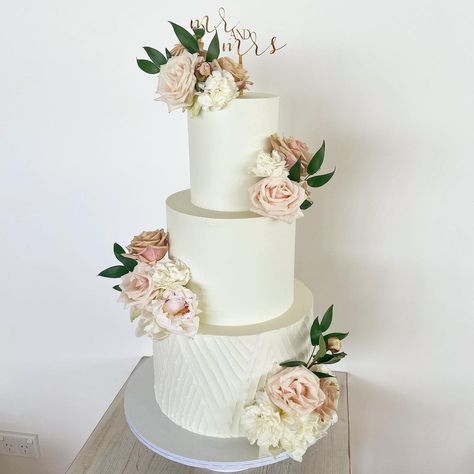 Three Teir Wedding Cake, Three Tier Cake, Cake Classes, Buttercream Wedding Cake, Bolo Fake, Elegant Wedding Cakes, Topper Cake, Wedding Cake Inspiration, Three Tier