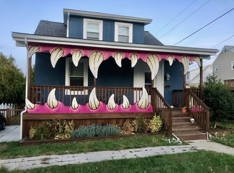 Monster House Halloween, Creative Halloween Decorations, Halloween Decor Diy, What Is Halloween, Casa Halloween, Halloween Witch Decorations, Halloween Memes, Homemade Halloween Decorations, Diy Halloween Decor