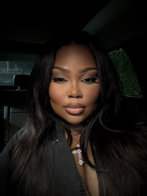 Makay (@MaKaylaMaShelle) on X Brown Eye Makeup Dark Skin, Cat Woman Eye Makeup, Black Woman Lawyer Aesthetic, 2000s Makeup Black Women, Cat Eye Makeup Black Women, Smokey Eye Black Women, Mua Aesthetic, Cool Toned Makeup, Flawless Face Makeup