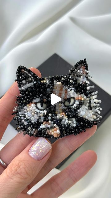 Make A Keychain, Handsome Cat, Bead Stitching, Beaded Animals, Brooches Handmade, Needle Art, A Frame, Interior Decoration, Your Pet