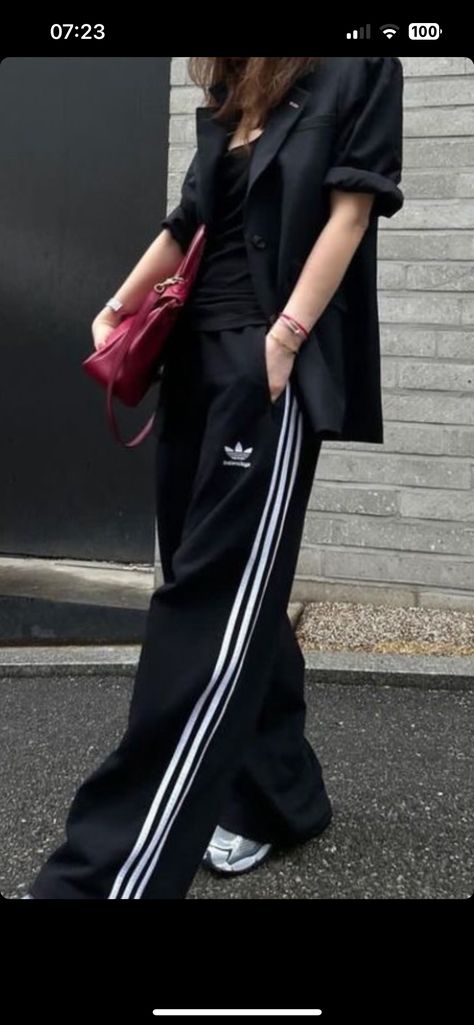 Adidas Wide Leg Pants Outfit, Sporty Glam, Adidas Pants Outfit, Adidas Pants Women, Adidas Outfits, Looks Adidas, Track Pants Outfit, Adidas Hose, Wide Leg Pants Outfit