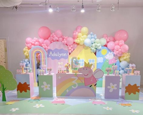 Peppa Pig Themed Birthday Party, Balloon Decorations Diy Tutorials, Peppa Pig Birthday Party Decorations, Peppa Pig Decorations, Birthday Party Snacks, Peppa Pig Birthday Party, Pepa Pig, 3rd Birthday Cakes, Winnie The Pooh Birthday