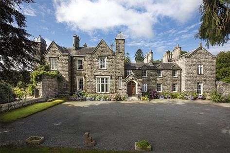 Magnificent secluded Scottish country estate with river views and a farm for sale Scottish Cottage Interior, English Country House Bedroom, Scottish Interiors, Scottish Cottages, Scottish House, Scottish Homes, Cottage Lake, Castles In England, Castles In Scotland