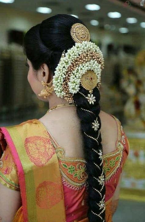 South Indian Wedding Hairstyles, Hairstyles For Indian Wedding, Bridal Hair Decorations, Bridal Hairstyle Indian Wedding, Hair Style On Saree, Saree Hairstyles, Engagement Hairstyles, Bridal Hairdo, Traditional Hairstyle