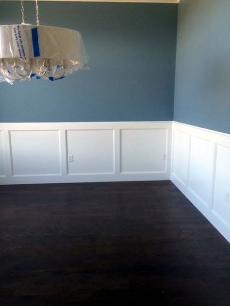 40 Simple Yet Classic Wainscoting Design Ideas - Bored Art Sherwin Williams Poolhouse, Pool House With Bathroom, Waynes Coating, Faux Wainscoting, Wainscoting Ideas, Painted Wainscoting, Wainscoting Bedroom, Dining Room Wainscoting, Wainscoting Bathroom