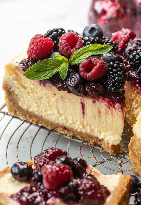 Recipes With Ricotta, Recipes With Ricotta Cheese, Cheesecake With Berries, Italian Ricotta Cheesecake, Dessert Gourmet, Baker By Nature, Ricotta Cheesecake, Berry Sauce, Easy Cheesecake Recipes