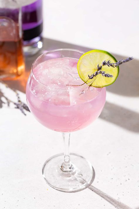 This Lavender Lime Gin Spritz is a delicious, refreshing and colorful drink, perfect for a spring or summer sip! The floral flavor of lavender goes perfectly together with the lime and gin. Using Empress gin gives a lovely purplish pink color to the drink. Great for a garden party, bridal shower or just sipping poolside! Gin Party, Empress Gin, Garden Cocktail, Easy Drinks To Make, Lavender Cocktail, Garden Party Bridal Shower, Culinary Lavender, Lavender Syrup, Colorful Drinks