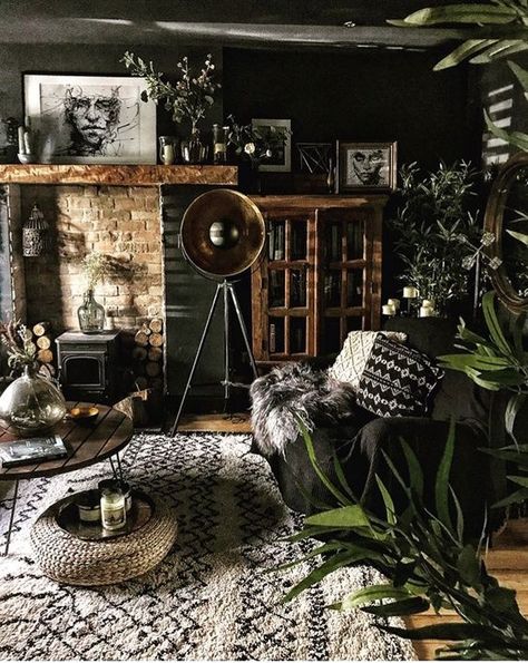 Dark Boho Living Room, Dark Living Rooms, Interior Design Per La Casa, Vintage Industrial Decor, Dark Home Decor, Cottage Charm, Dark Interiors, Design Del Prodotto, Boho Living