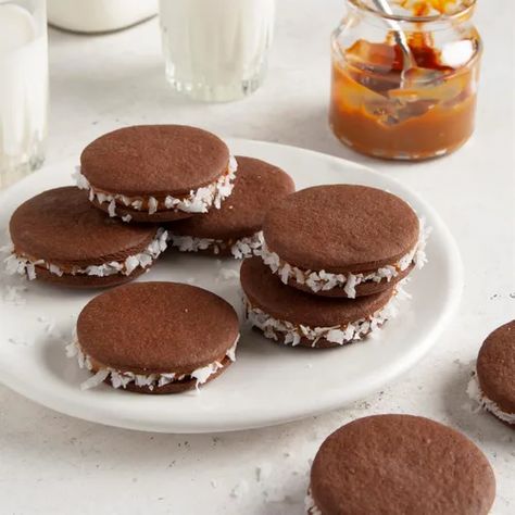 Chocolate Alfajores Recipe: How to Make It Alfajores Recipe, American Sandwich, Rum Extract, Sandwich Cookie, Vegetarian Bake, American Desserts, Baking Cocoa, Caramel Flavoring, Sandwich Cookies