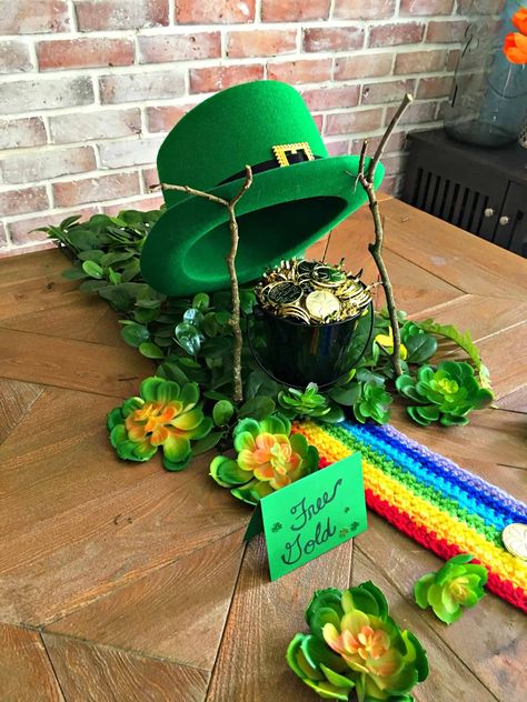 Make this leprechaun trap this St Patricks Day and try to lure a leprechaun to your home with a pot of gold. Print out a free letter for your kids. Leprechaun Ideas, Leprechaun Trap Ideas, Leprechaun Hunt, Sant Patrick, St Patricks Decorations, St Patricks Day Crafts, St Patricks Crafts, St Patties, Leprechaun Trap