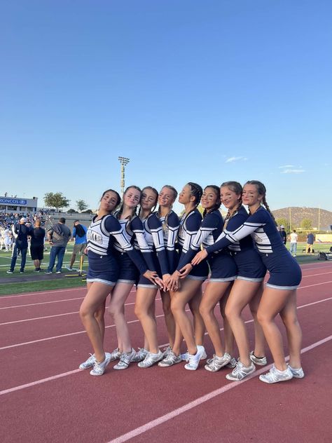 Cheer Football Pictures, Highschool Dance Team, Cheer Group Pictures, Cute Cheer Poses, Cheer Photo Poses, Cheer Friends, Cheerleading Picture Poses, Cheerleading Poses, Cheer Photo