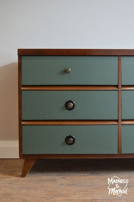 Have you heard of a two-toned or painted and stained dresser before? This dresser makeover has the perfect combination of stained top with painted drawers! Dresser 2022, Dresser Designs, Stained Dresser, Two Tone Dresser, Room Dresser, Dresser Design, Dressers Makeover, Painted Drawers, Ceiling Ideas