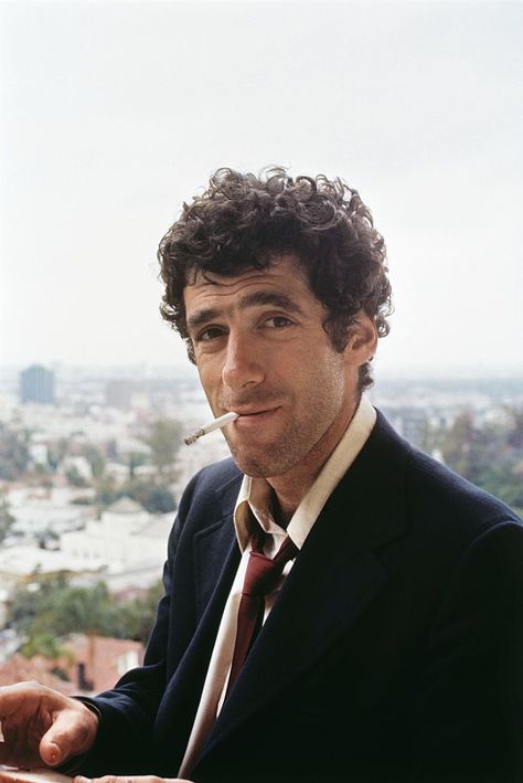 Elliot Gould 70s, 70s Male Actors, Elliott Gould 70s, The Long Goodbye 1973, Philip Marlowe, Long Goodbye, The Long Goodbye, Raymond Chandler, Dorothy Parker