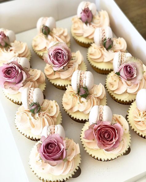 Cupcakes With Macarons On Top, Macaroon Cupcakes, Floral Macarons, Macaron Cupcakes, Cupcake Macaron, Jas Wedding, Birthday Cupcakes For Women, 30th Birthday Cupcakes, Glamorous Wedding Cakes