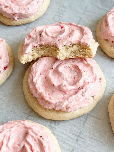 Strawberry Frosted Soft Sugar Cookies - Riana Bakes Vegan Strawberry Cookies, Frosted Cookies Recipe, Fresh Strawberry Frosting, Strawberry Cookies Recipe, Strawberry Cake Cookies, Sugar Cookie Bars Recipe, Sugar Cookie Bar Recipe, Cookie Frosting Recipe, Strawberry Sugar Cookies