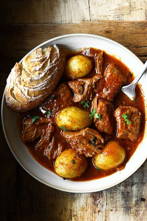 Beef And Potato Stew, Resepi Biskut, Potato Stew, Stewed Potatoes, Beef And Potatoes, Hearty Stews, Hearty Meals, Stew Recipes, Cooking Meat