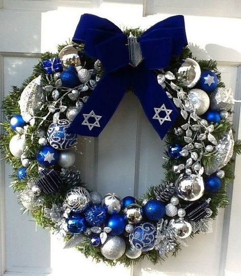 70 Classic and Elegant Hanukkah Decor Ideas - family holiday.net/guide to family holidays on the internet Hannukah Decorations, Diy Hanukkah, Hanukkah Lights, Jewish Crafts, Hanukkah Crafts, Chanukah Decor, How To Celebrate Hanukkah, Hanukkah Decorations, Jewish Holiday