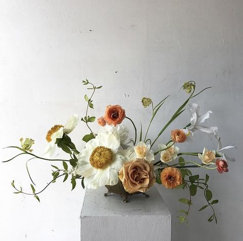 Fall Flower Arrangements, Ikebana Flower Arrangement, Bride Bouquet, Flower Arrangements Diy, Flower Therapy, Garden Party Wedding, Flower Display, Wedding Mood Board, Floral Centerpieces