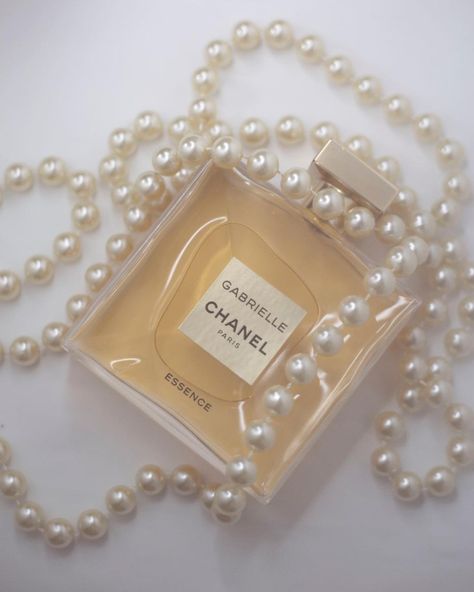 https://www.instagram.com/p/CM5NpR2hxVH/?igshid=13517uotozxz8 Perfume Product Photography, Photography Gcse, Perfume Product, Perfume Photography, Chanel Perfume, Gabrielle Chanel, Aesthetic Photos, Chanel Paris, Product Photography