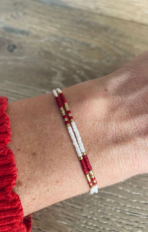 Red And White Beaded Bracelet, Red Bracelet Ideas, Stretchy Rings, Jewelry Wax, Miyuki Bracelet, Cord Jewelry, Red Beads, Red Bracelets, Miyuki Beads