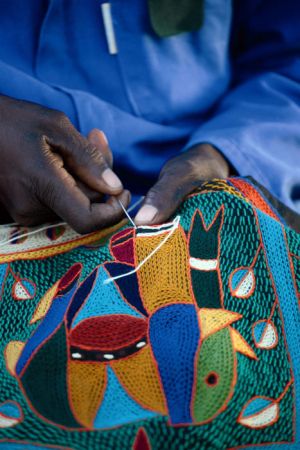 Visible Darning, African Embroidery, African Pots, Mama Africa, African Crafts, Clay Work, African Textiles, Idea Board, Art Textile