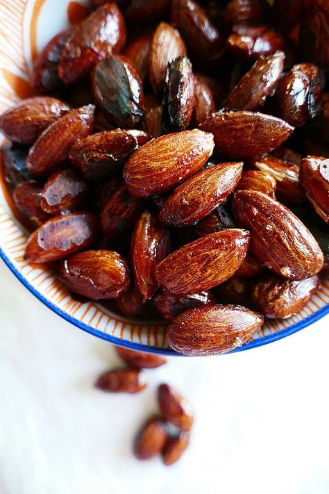 Satisfy your sweet tooth with these maple roasted almonds. They only take 20 minutes to prepare, and they're vegan, gluten-free, and paleo friendly. Maple Roasted Almonds, Vegan Apps, Healthier Treats, Healthy Brunch Recipes, Plant Based Recipes Easy, Low Histamine, Veggie Snacks, Healthy Vegetable Recipes, Nut Recipes