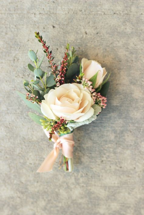 Spray Roses Boutonniere, Green Boutonniere, White Corsage, Pink Boutonniere, Prom Corsage And Boutonniere, Rose Boutonniere, Corsage And Boutonniere, Boda Mexicana, Corsage Prom