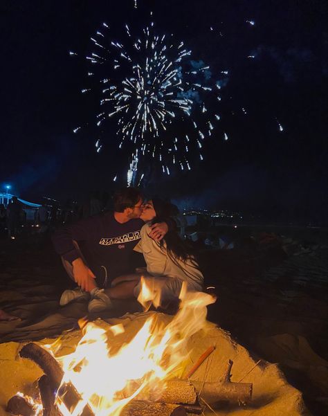 Couples Bonfire Night, Summer Nights Aesthetic Couple, Bonfire With Boyfriend, Couple Bonfire Aesthetic, Bonfire Aesthetic Couple, Bonfire Couple Pictures, Couple Firework Pictures, Couple Bonfire, Bonfire Photos