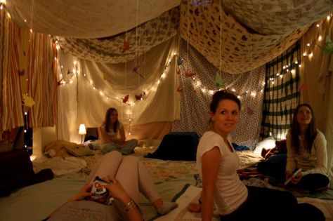 i love living room sleepovers and inside forts. Ultimate Blanket Fort, Floor Fort Ideas, Indoor House Party Setup, Blanket Fort Ideas Indoor, Adult Forts Indoor, Adult Blanket Fort, Adult Slumber Party Decorations, How To Make Forts, Awesome Forts