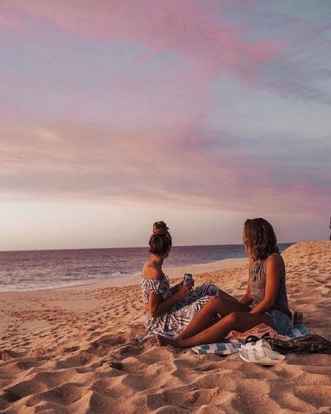 #bff #summer #sea #beach #sisters #sistersforlife #twins #life #like4like #instagram #instagood #love ❤️🌴 Photos Bff, Photography Friends, Hawaii Travel Guide, Beach Pictures Friends, Friend Pictures Poses, Photo Summer, Shotting Photo, Foto Tips, Best Friend Photos