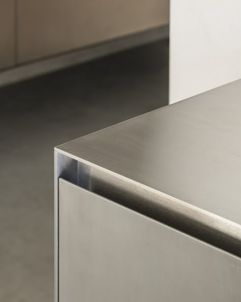 Diapal Jabbeke on Instagram: “Sides of stainless perfection. Design by @marie_stadsbader / Captured by @cafeine #diapaldesign #diapal #interior #interiordesign…” Stainless Steel Benchtop, Brushed Steel Kitchen, Cabinet Detail, Steel Kitchen Cabinets, Modern Japandi, Kitchen Drawing, Barn Kitchen, Steel Bench, Stainless Kitchen