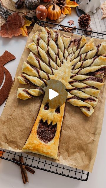 Nutella Halloween Recipes, Halloween Pastries Ideas, Nutella Halloween Treats, Puff Pastry Halloween Recipes, Puff Pastry Dessert Ideas, Halloween Puff Pastry Ideas, Puff Pastry Halloween, Halloween Puff Pastry, Puff Pastry Tree