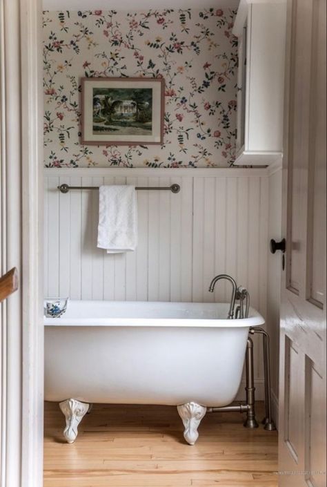 Clawfoot Tub Tile Surround, Small Clawfoot Tub Bathroom, Small Full Bathroom Ideas With Tub, Small Bathroom Cottage, Old Farmhouse Bathroom, Clawfoot Tub Shower Combo, Farmhouse Washroom, Small Bathroom With Clawfoot Tub, Claw Foot Tub Bathroom