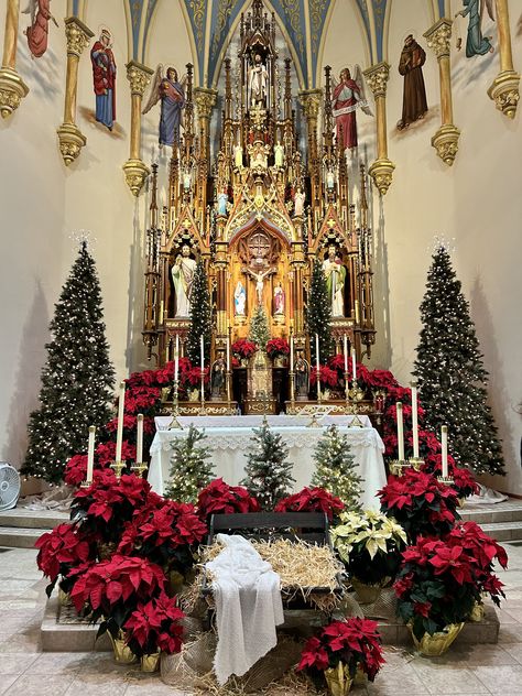 Catholic Church Altar Christmas Decorations, Christian Alter Ideas For Home, Churches Decorated For Christmas, Catholic Church Christmas Decorations, Christmas Decor Ideas Church, Christmas Church Decorations Sanctuary, Christmas Decorations For Church, Church Altar Design Ideas, Church Christmas Decorations Sanctuary