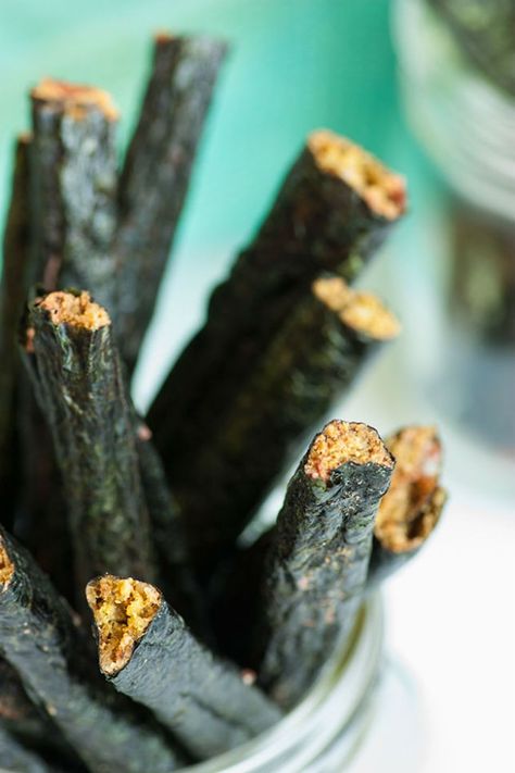 Bye bye Slim Jims! These seaweed-wrapped Veggie Jims will be your new fave. Vegan Slim Jim, Wrap Snacks, Dehydrator Ideas, Seaweed Chips, Menstrual Phase, Snack Wrap, Dehydrated Foods, Vegan Snack Recipes, Raw Recipes