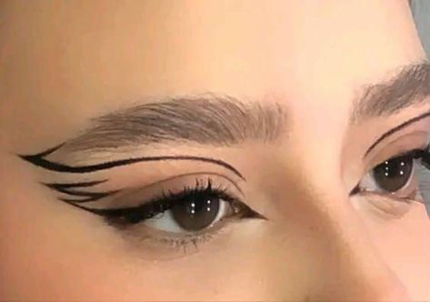 Witchy Eyeliner Looks, Graphic Eyeliner Aesthetic, Spider Man Eyeliner, Graphics Eyeliner, Cool Eyeliner Ideas, Cool Eyeliner Looks, Fun Eyeliner Looks, Graphic Eyeliner Ideas, Graphic Eye Makeup