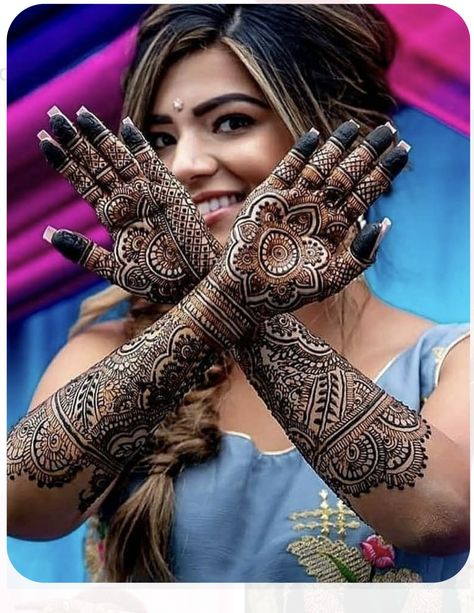 Dulhan Mehndi Photo Shoot, Mehadi Pose Bride, Bride Mehdi Pose, Mendhi Photo Shoot, Mehandi Stills For Bride, Mahendi Shoot Poses, Mahendi Bride Pose, Mehedi Poses Bride, Mahdi Poses