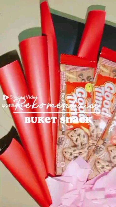 buket snack aesthetic ulang tahun #buketsnack #buket Snack Aesthetic, Cookie Bouquet, Purple Bouquet, Rustic Bouquet, Cupcake Bouquet, Blue Bouquet, Candy Bouquet, White Bouquet, Bridesmaid Bouquet