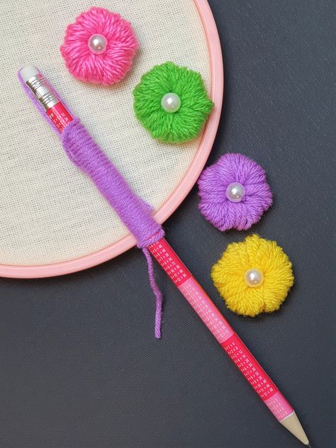 Interesting Embroidery Ideas, Wool Flowers How To Make, Woolen Flower Making, Flower Craft Ideas, Flower Making Tutorial, Loom Flowers, Wool Flowers, Woolen Flower, Woolen Craft