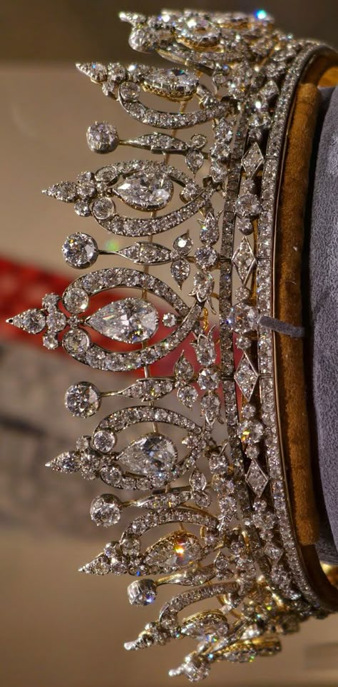 Una tiara-collar de diamantes, que data del último cuarto del siglo XIX, anteriormente perteneciente a María, duquesa de Roxburghe. La tiara se puede desmontar para utilizar como un collar y una diadema fina de diamantes para el pelo. Tiara Necklace, Quinceanera Crown, Bijoux Art Nouveau, Royal Crowns, Royal Tiaras, Beautiful Tiaras, Diamond Tiara, Royal Jewels, Wedding Tiara