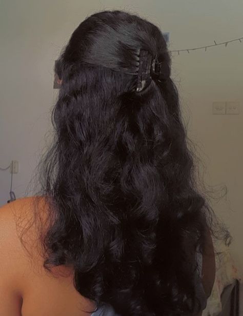 Small Claw Clip Hairstyles Curly Hair, Hair Up Claw Clip, Claw Clip Hairstyles Wavy Hair, Small Claw Clips Hairstyles, Half Up Half Down Claw Clip, Hispanic Hair, Grad Hair, Bday Hair, Dark Curly Hair