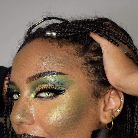 Medusa Eye Makeup Halloween, Lizard Halloween Makeup, Snake Scale Makeup, Snake Scales Makeup, Cool Makeup Halloween Costumes, Snake Eyes Makeup, Snake Face Makeup, Frog Makeup Halloween, Snake Inspired Makeup