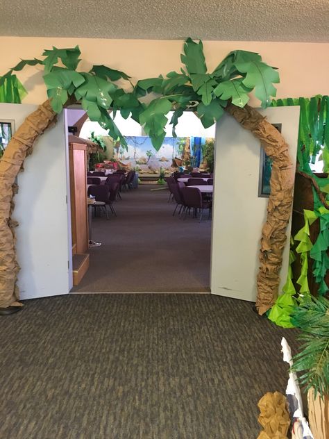 Shipwrecked VBS. Main entry. Tropisk Fest, Jungle Theme Classroom, Jungle Decorations, Vbs Themes, Fiesta Tropical, Fake Trees, Island Theme, Vbs Crafts, Jungle Party