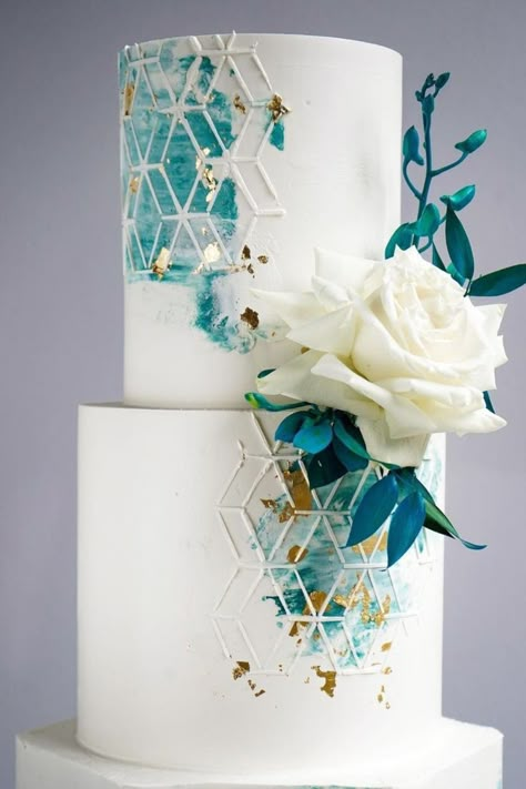 Geode Cake Wedding, Dessert Birthday, Cake Stencils, Geometric Cake, Blue Wedding Cake, Patisserie Fine, Creative Wedding Cakes, Cake With Flowers, Cake Stencil