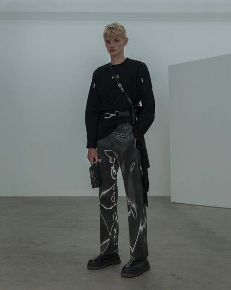 Futuristic Fashion Male, Futuristic Streetwear, Futuristic Outfits, Heliot Emil, Cyberpunk Fashion, Archive Fashion, Moda Chic, Futuristic Fashion, Types Of Fashion Styles