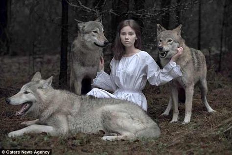 Werewolf Aesthetic, Wolves And Women, Enchanted Wood, Wolf Pictures, Fantasy Photography, Wolf Girl, Alam Yang Indah, Red Riding Hood, Model Pictures