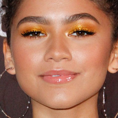 Zendaya Makeup: Black Eyeshadow, Gold Eyeshadow, Orange Eyeshadow & Clear Lip Gloss | Steal Her Style Makeup Black Eyeshadow, Eyeshadow Orange, Zendaya Makeup, Make Up Color, Estilo Zendaya, Make Up Gold, Makeup Photos, Orange Eyeshadow, Orange Makeup