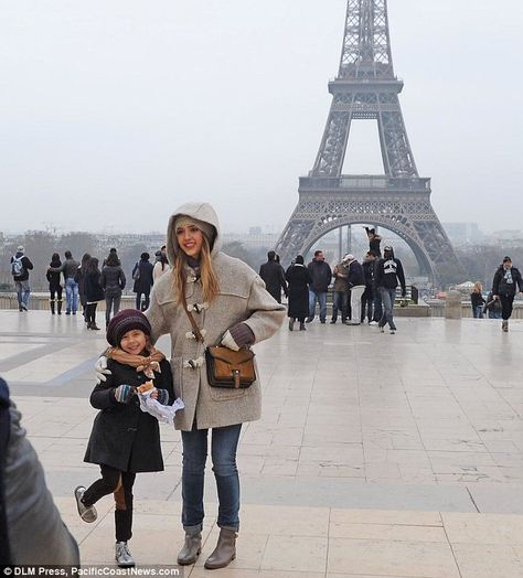 Cute! The mother and daughter headed to Paris on a special girls-only vacation Paris Photo Ideas, Mother Daughter Photos, Mother Daughter Trip, Girls Holiday, Mommy Daughter, Mom And Daughter, Going Places, Future Lifestyle, Special Girl