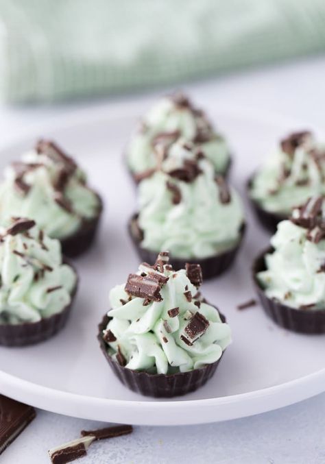 These no-bake mint chocolate mousse cups combines two classic flavors in one creamy bite-sized serving. Perfect for St Patrick's Day celebrations. via @zmansaray #mintchocolatemoussecups #stpatricksdaydesserts #stpatricksdayrecipes St Patrick's Day Dessert, Oreo Torte, Chocolate Mousse Cups, Graduation Party Desserts, Mousse Cups, Graduation Desserts, Fruit Pizza Sugar Cookie, Mint Oreo, Fruit Parfait